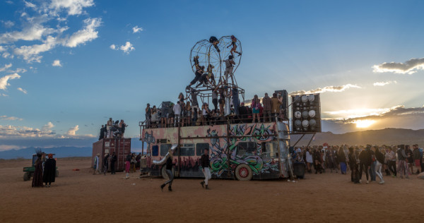 further-future-lessthan3.com_