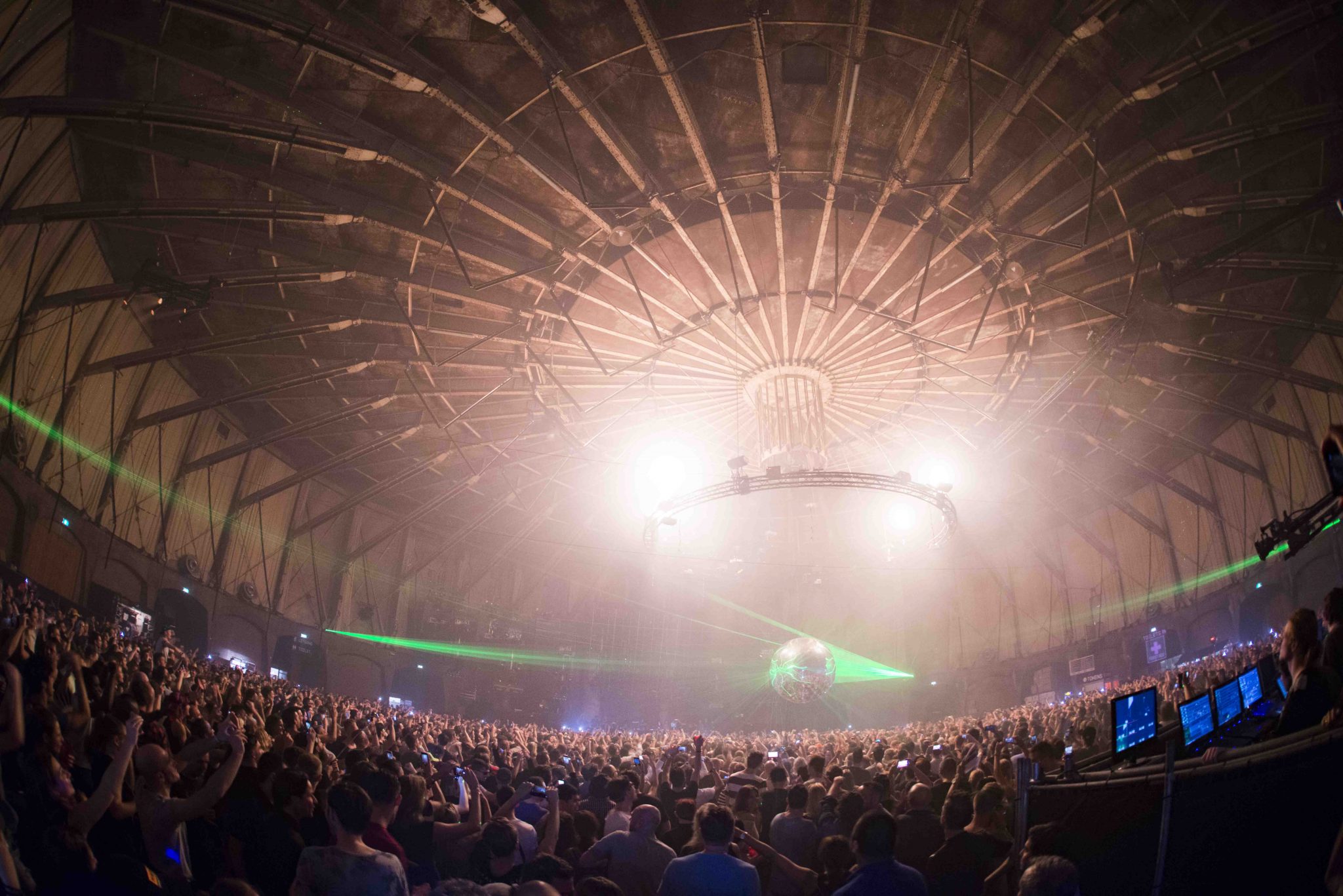 Photo by Max Kneefel