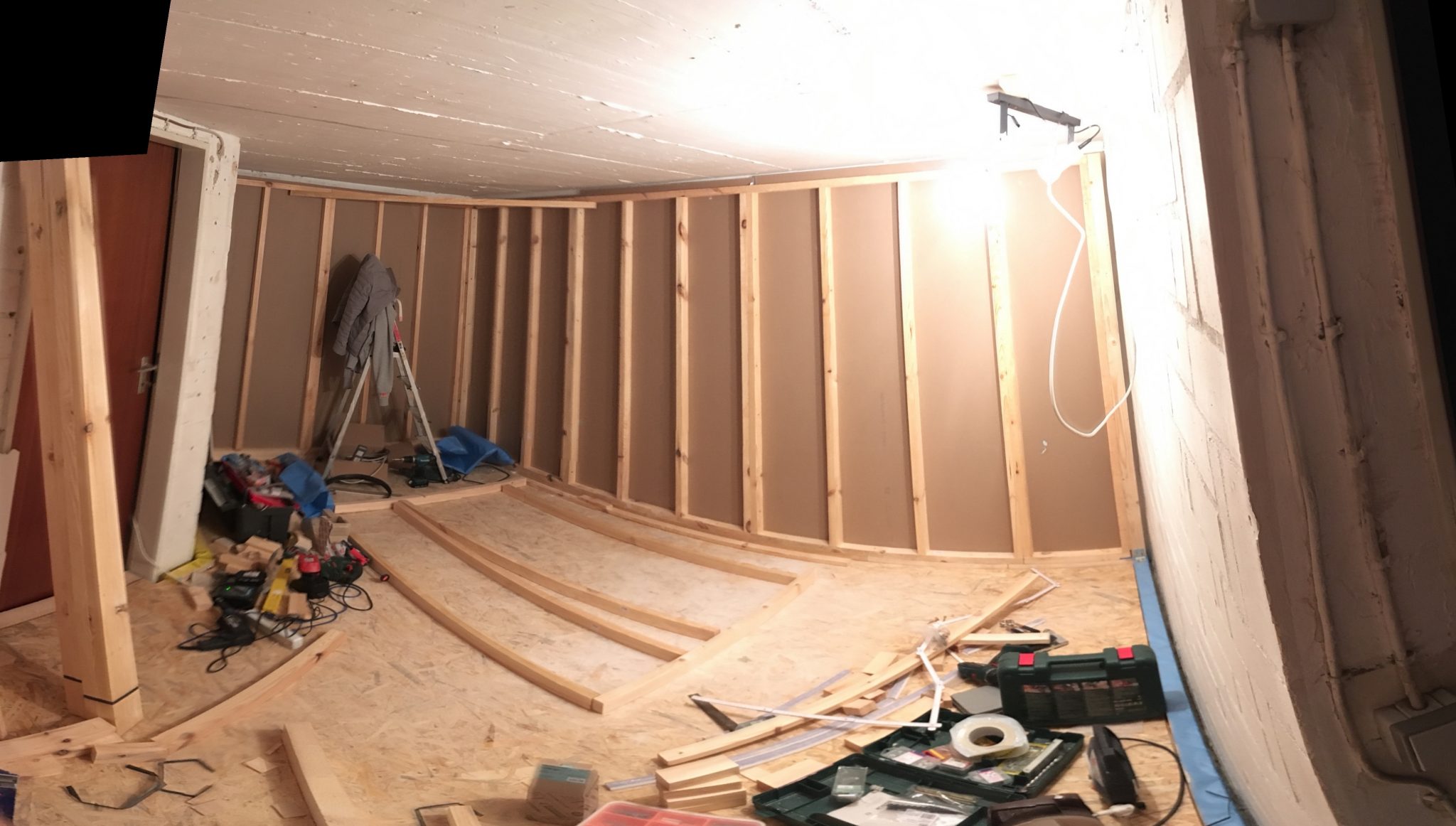The wall segments with outside gypsum were mounted on the outer frame of the floor.