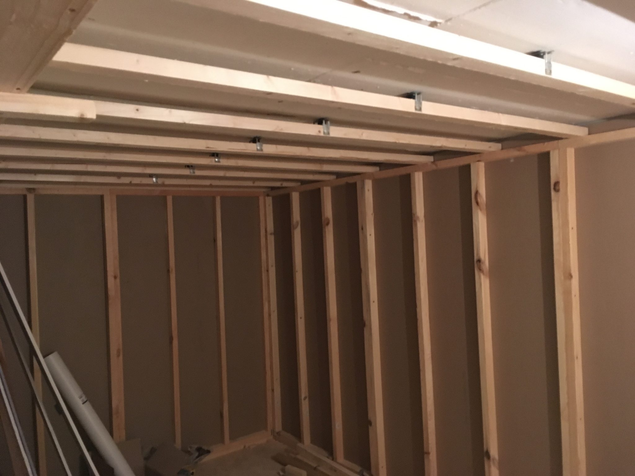 The studio ceiling structure is laying on the dry-wall framework and is secured to the concrete ceiling with decoupled attachments without any stiff connection.