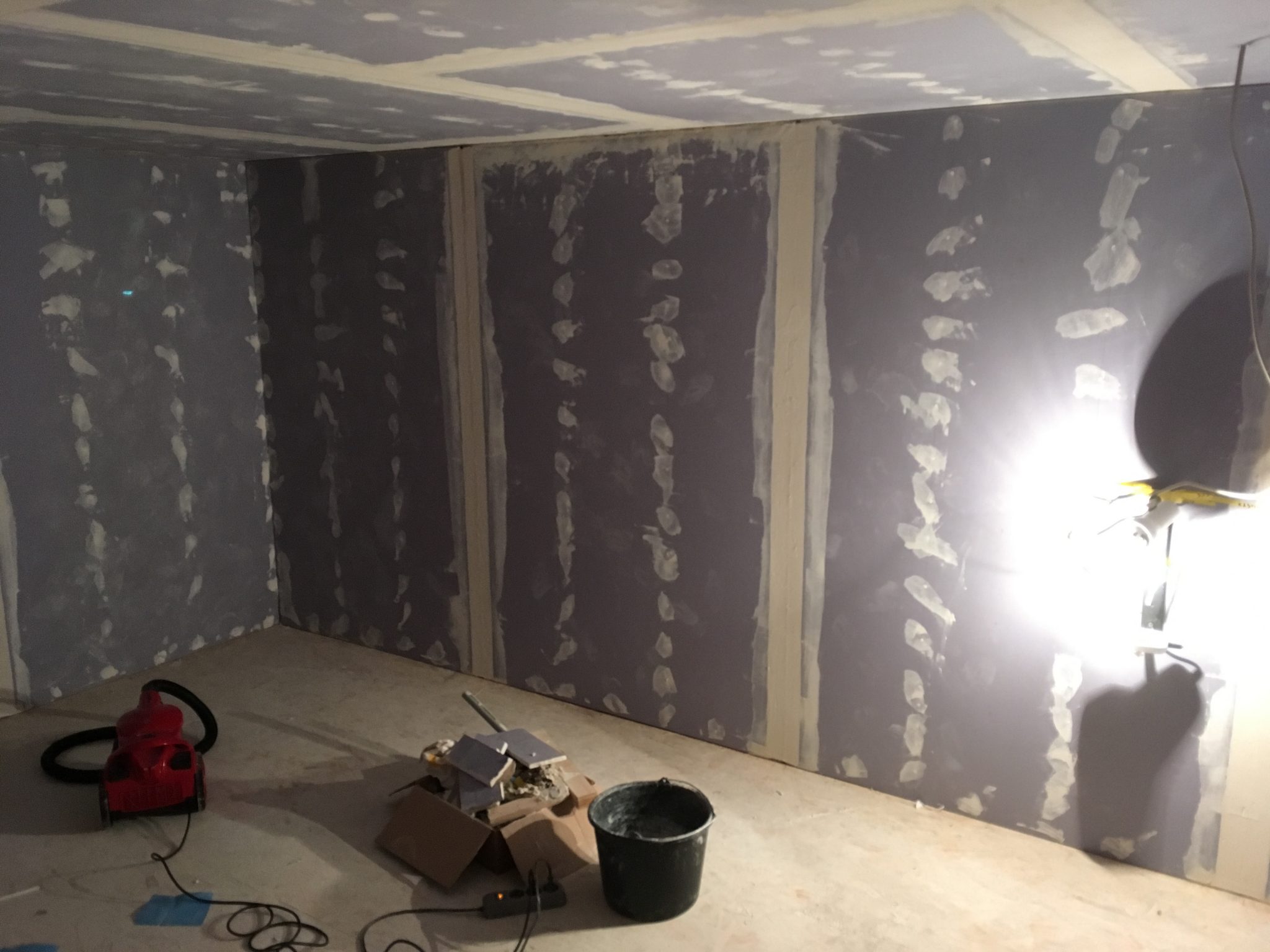 The inner gypsum layer was mounted on the framework and plastered after that.