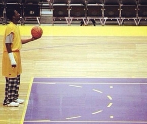 Kobe-Practicing-with-broken-hand